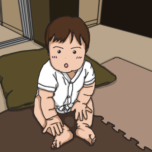 初めておすわりをした赤ちゃん